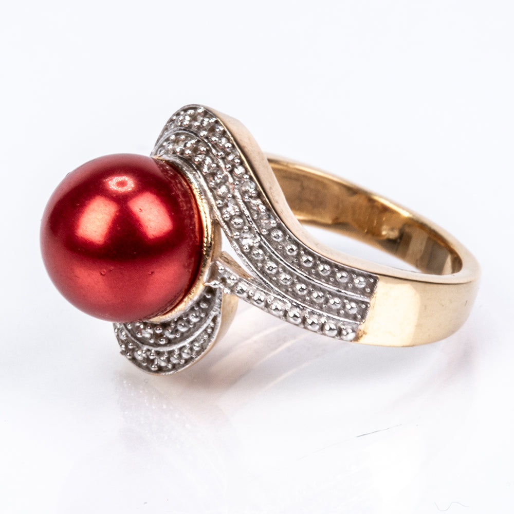 Anillo de Plata Bañada en Oro con Perla roja de río y Topacio Blanco