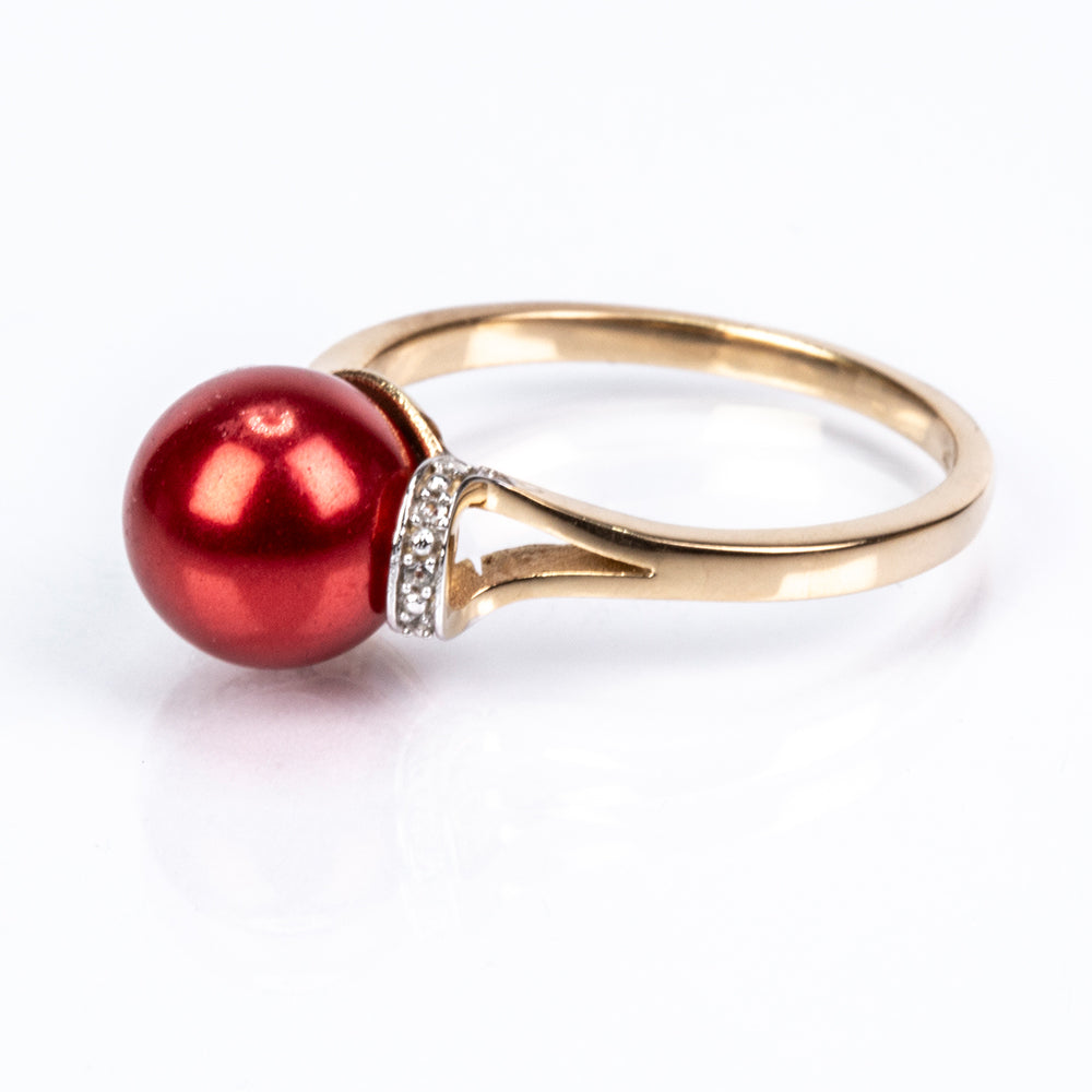 Anillo de Plata Bañada en Oro con Perla roja de río y Topacio Blanco