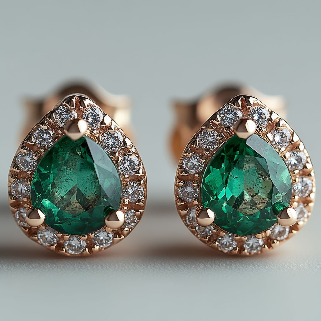 Elección de pendientes de plata: ¿Por qué es mejor utilizar piedras preciosas auténticas en lugar de pendientes de plata Pandora?