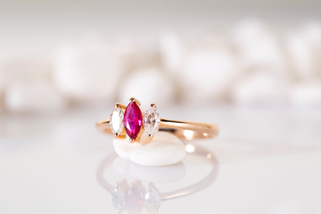 Brille en las noches de verano: pendientes de plata y oro con diamantes rojos para un conjunto especial