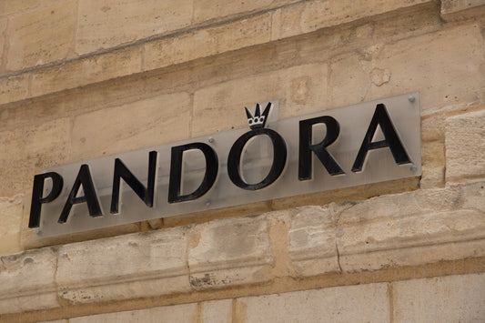 ¿Por qué elegirnos si buscas pendientes de plata? – Excelente calidad y estilo como alternativa a los pendientes Pandora. -Galeria de Joyas