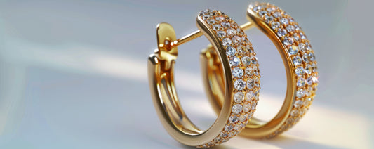 Anillos de plata y pendientes de plata con piedras: ¿Cómo elegir joyas atemporales y elegantes?
