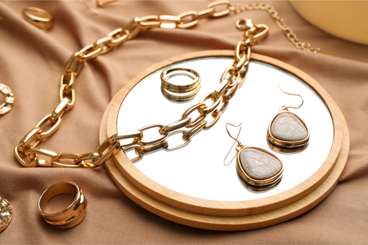 Collares y colgantes de plata: ¿Cómo combinarlos con anillos y pendientes de plata? - Galeria de Joyas