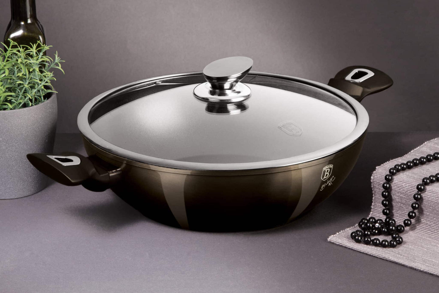 Wok con tapa Berlinger Haus   de la línea metálica brillante en negro, 30 cms