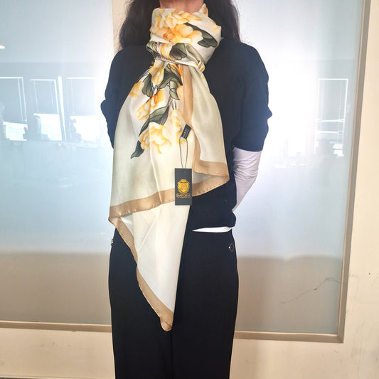Bufanda con estampado de jardín floral, amarilla, 85 × 180 cm, 100 % seda vegana.
