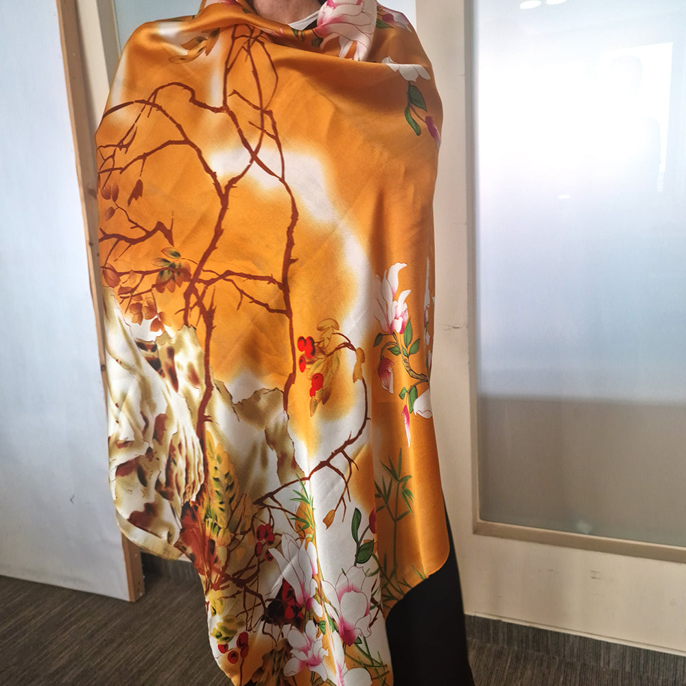 Bufanda con estampado inspirado en el Jardín del Edén, color naranja, 85 × 180 cm, 100 % seda vegana. 3 
