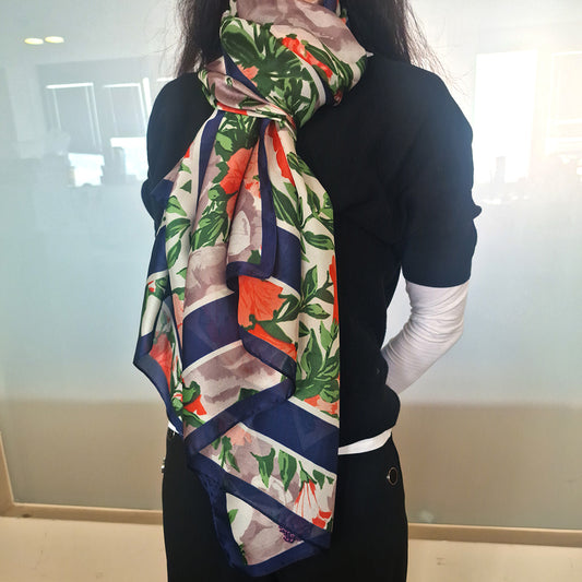 Bufanda con estampado de orquídeas, azul, 85 × 180 cm, 100 % seda vegana.