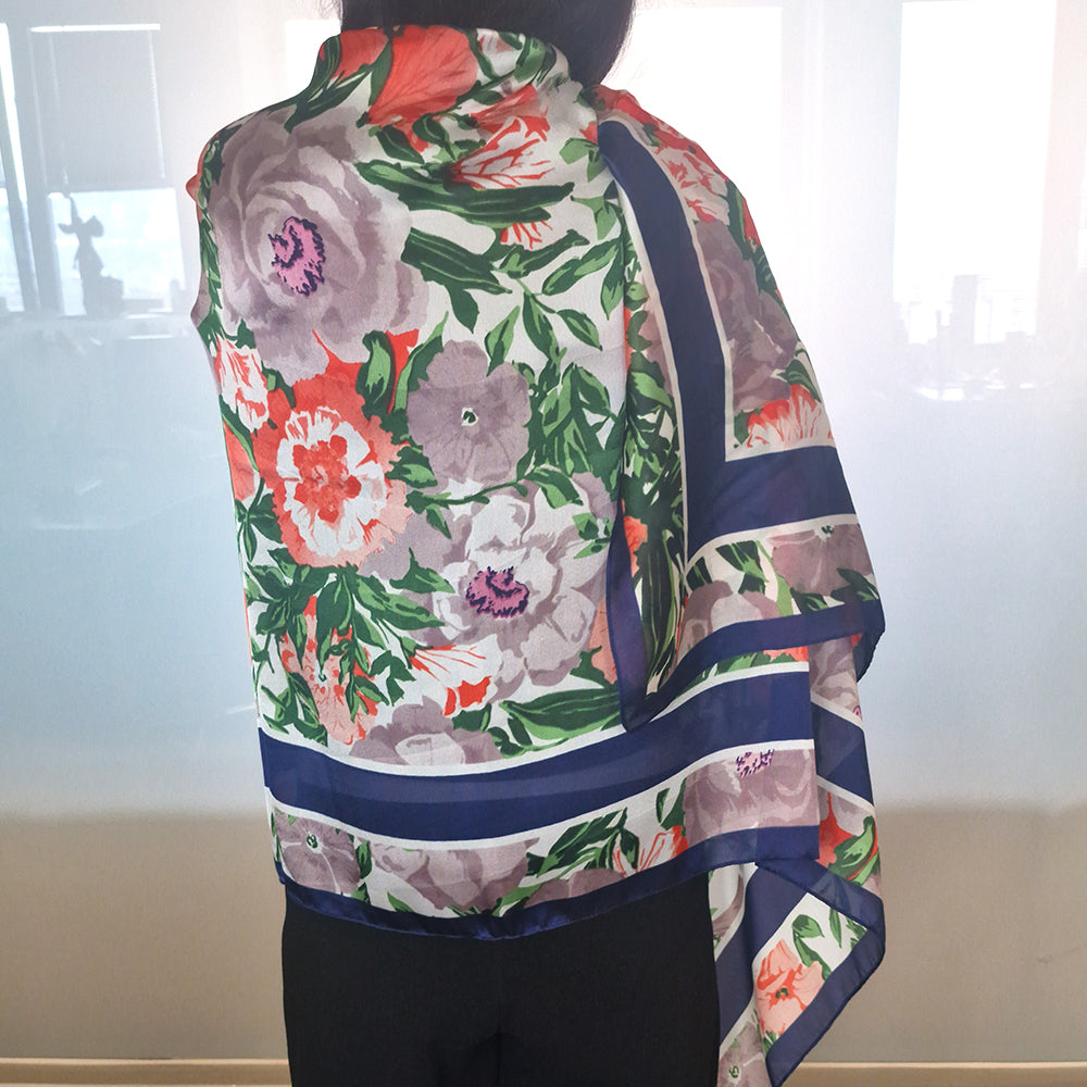 Bufanda con estampado de orquídeas, azul, 85 × 180 cm, 100 % seda vegana. 4 