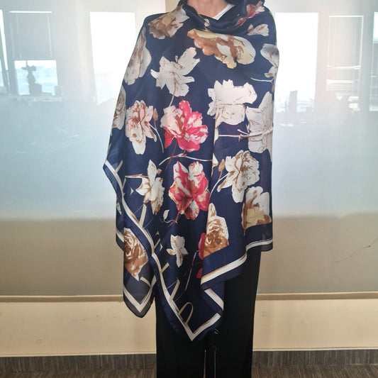 Bufanda con estampado floral y de inscripción, azul, 85 × 180 cm, 100 % seda vegana.