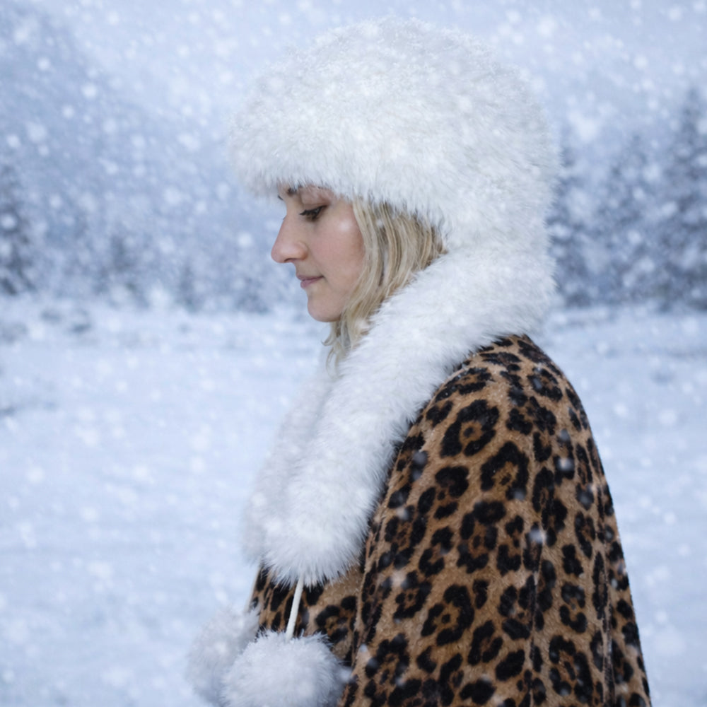 Gorro de invierno de piel sintética blanco con bufanda – talla única