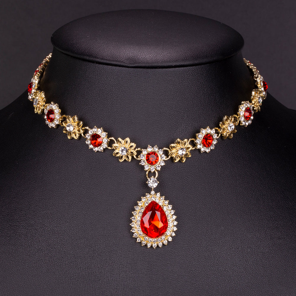 Conjunto de Aleación Bañado en Oro con Cristal Emporia® Rojo y Cristal Emporia® Blanco ( Collar +Pendientes )