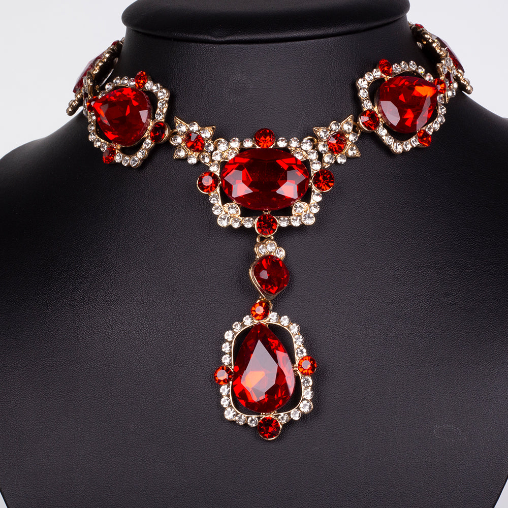 Conjunto de Aleación Bañado en Oro con Cristal Emporia® Rojo y Cristal Emporia® Blanco ( Collar +Pendientes )