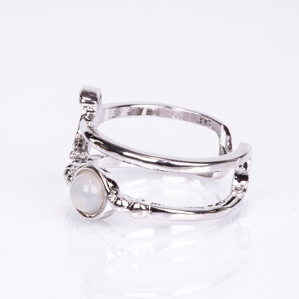 Anillo de Aleación Bañado en Oro con Piedra Lunar