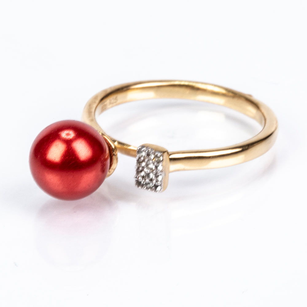 Anillo de Plata Bañada en Oro con Perla roja de río y Topacio Blanco