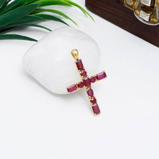 Cruz Colgante de Plata Bañada en Oro con Rubí de Madagascar