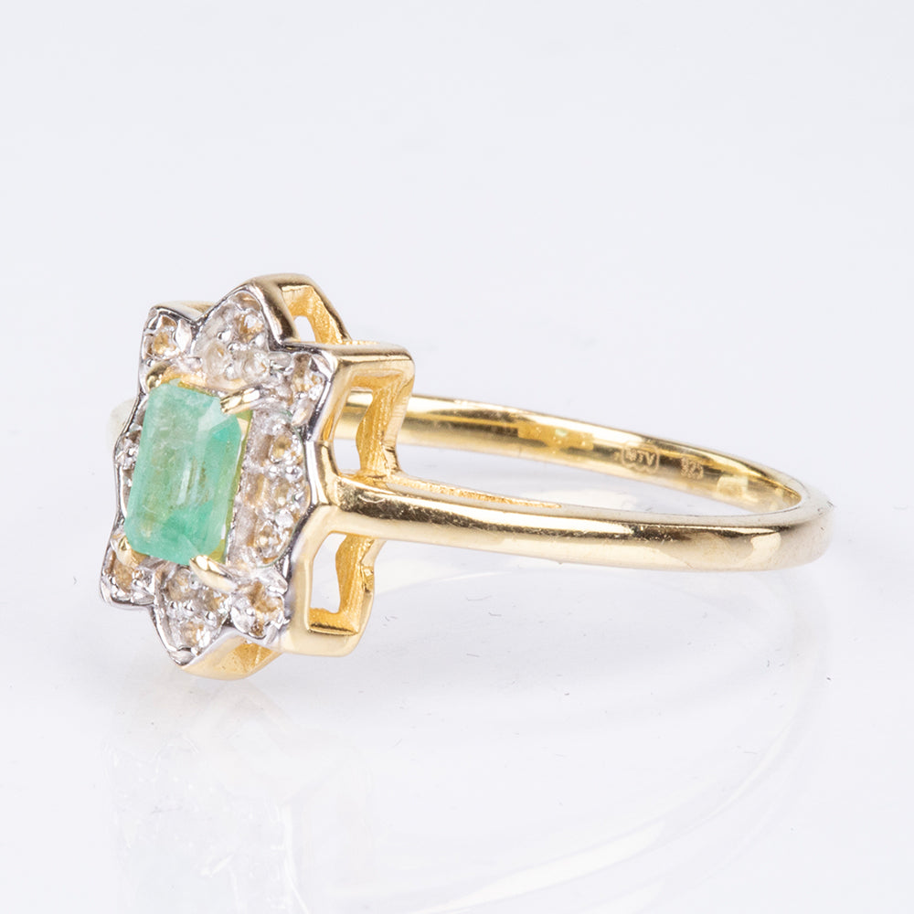 Anillo de Plata Bañada en Oro con Esmeralda de Brasil y Topacio Blanco