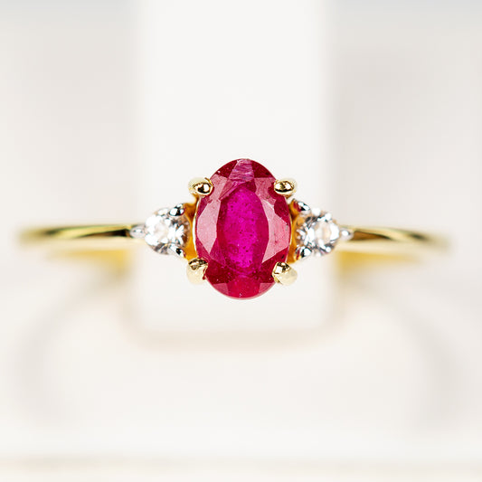 Anillo de Plata Bañada en Oro con Rubí de Madagascar y Topacio Blanco