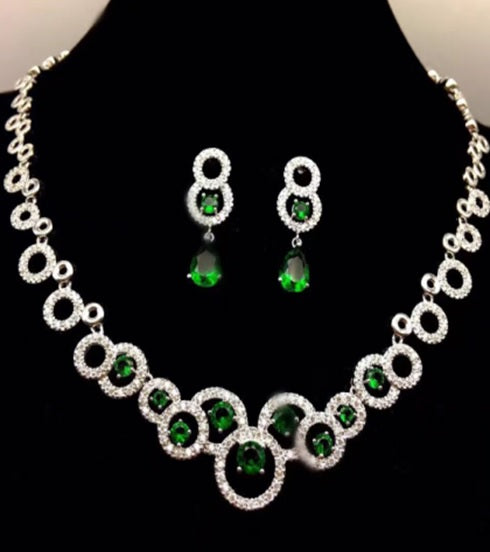 Conjunto de Aleación Bañado en Oro con Cristal Emporia® Verde ( Collar +Pendientes )