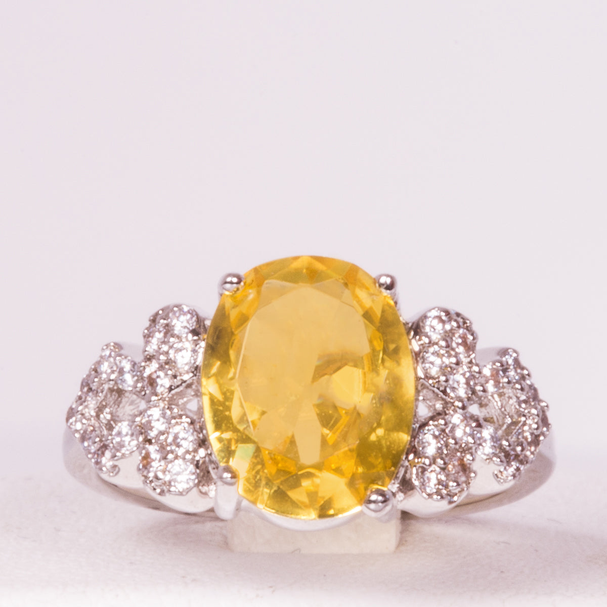 Anillo de Aleación Bañado en Oro Blanco con Cristal Emporia® Amarillo