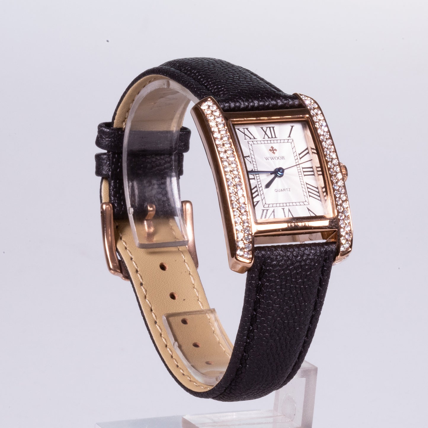 Reloj de acero inoxidable, correa negra de cuero genuino y con caja de color dorado. Reloj de circonitas blancas