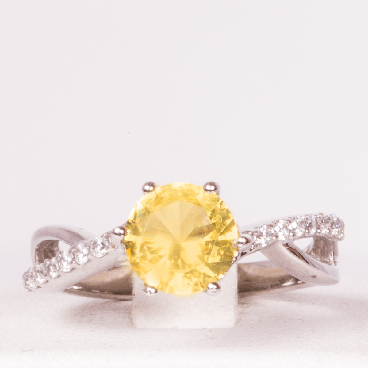 Anillo de Aleación Bañado en Oro Blanco con Cristal Emporia® Amarillo