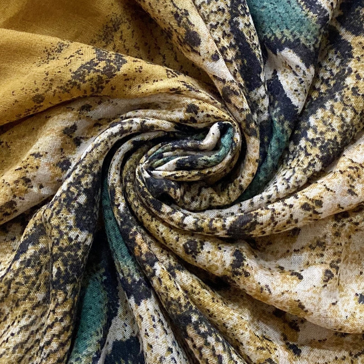Bufanda amarilla con estampado de serpientes, 90 cm x 190 cm